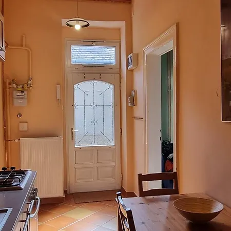 Citypark Getaway Quiet Historic Flat & Free Parking *