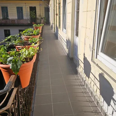 Citypark Getaway Quiet Historic Flat & Free Parking Apartment
