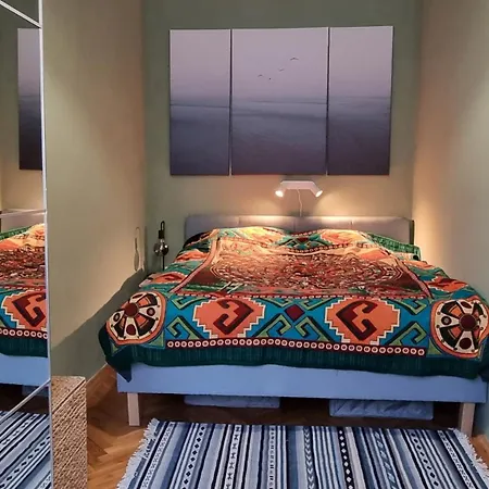 Citypark Getaway Quiet Historic Flat & Free Parking Apartment