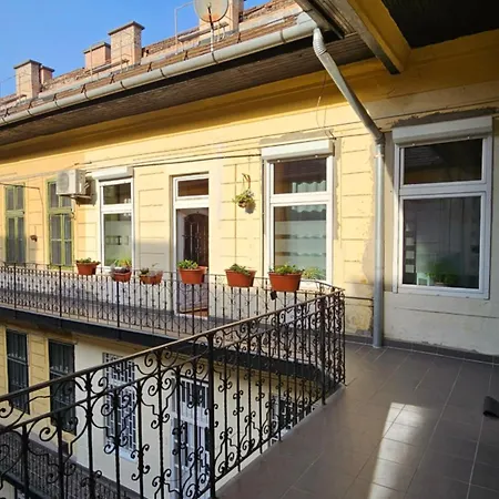 Apartment Citypark Getaway Quiet Historic Flat & Free Parking Budapest