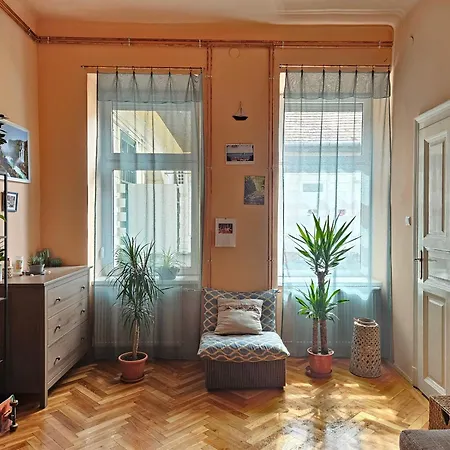 Citypark Getaway Quiet Historic Flat & Free Parking Budapest